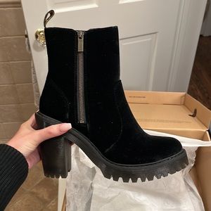 Dr. Martens Magdalena II Velvet (Black)